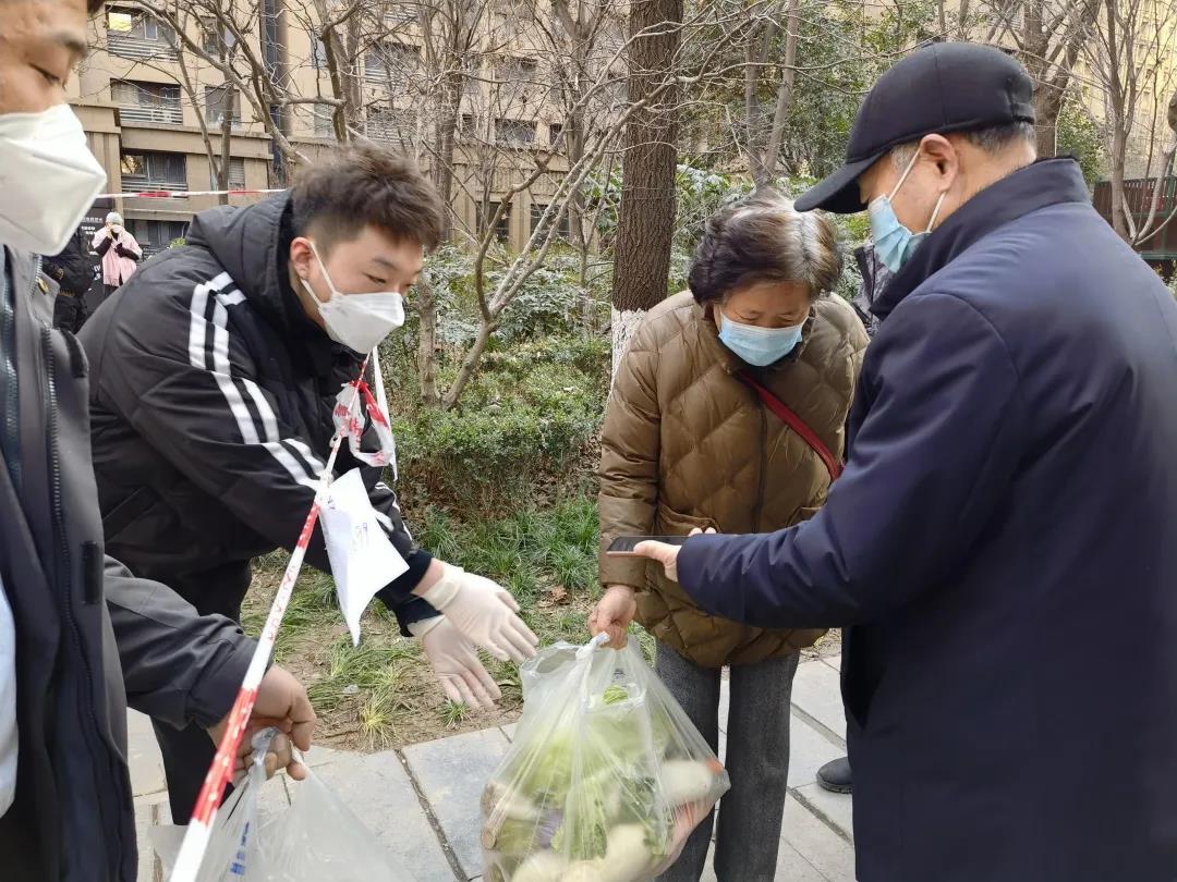 防控一線(xiàn) 致敬平凡崗位中最可愛(ài)的人